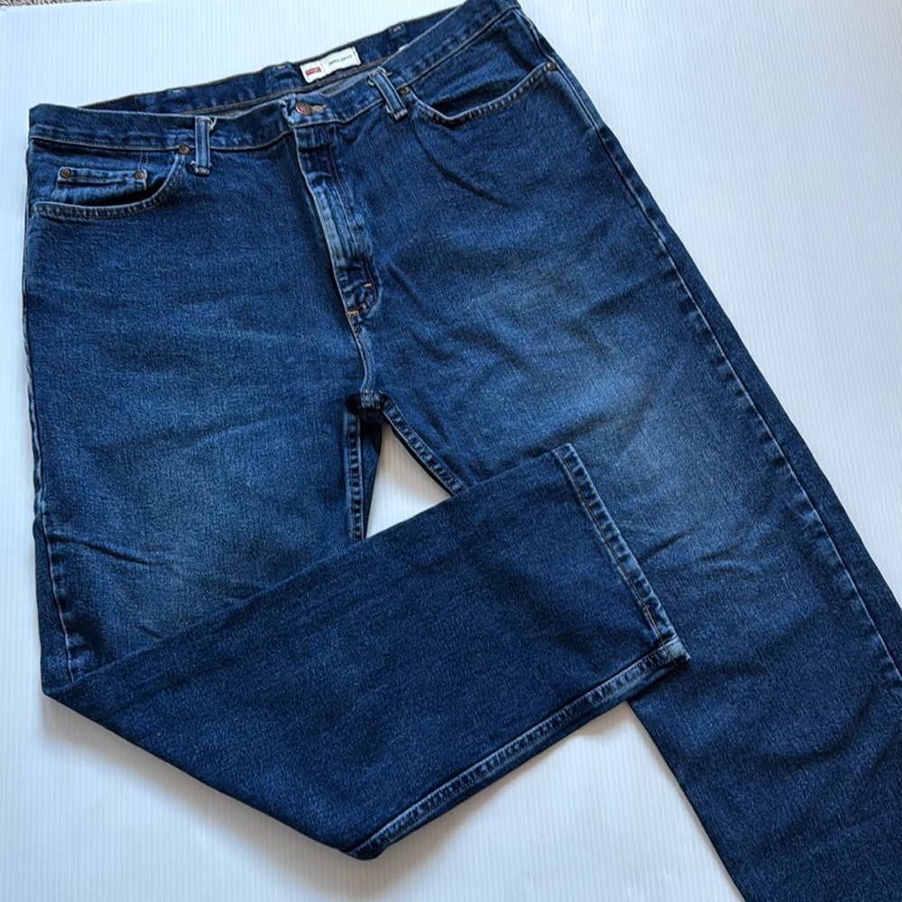 Wrangler regular fit, straight leg 100% cotton men's blue jeans.  Size 40 x 30